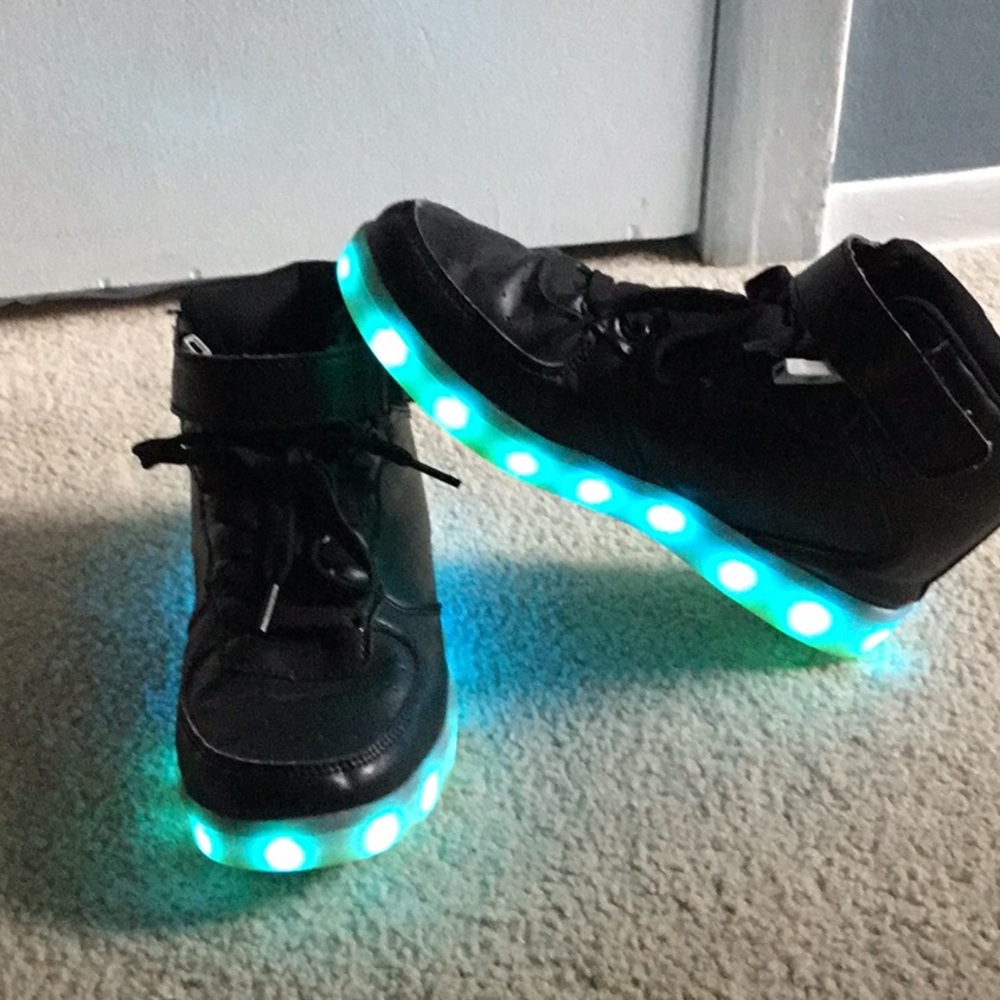 LED light up sneakers - Picture 6 of 8